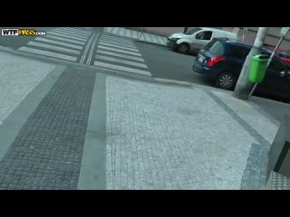 pikaper dolbit blondinku v tualete
