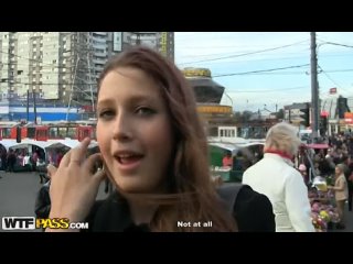 devka v podezde otaitsya dvum pikaperam